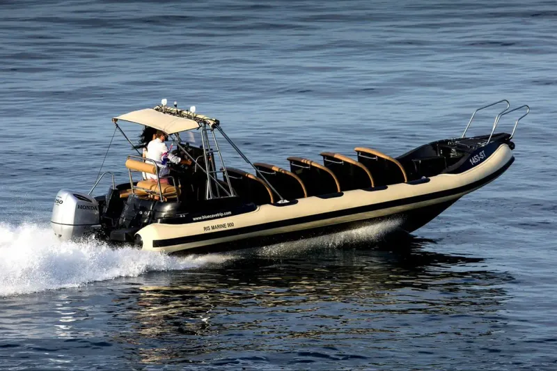 Ris Marine 900 speedboat cruising at speed