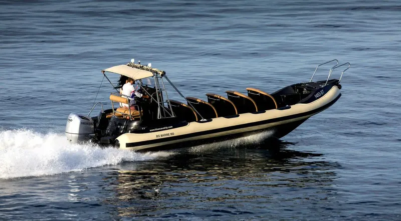 Ris Marine 900 speedboat cruising at speed